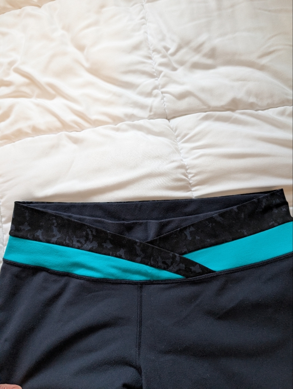 Lululemon Black Cropped Athletic Pants with Teal Waistband Size 12 Some Wear - Picture 9 of 12